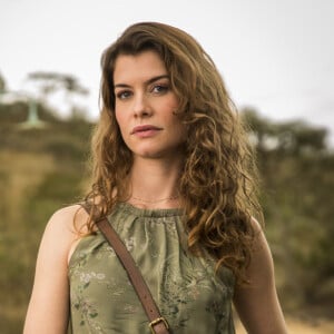 Isabel (Alinne Moraes) atende pedido da filha, Priscila (Clara Galinari), que chama por ela ao sonhar com Felipe (Patrick Sampaio) na novela 'Espelho da Vida'