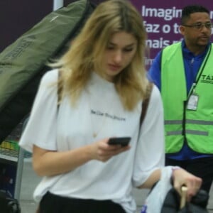 Sasha Meneghel desembarca em aeroporto do Rio de Janeiro