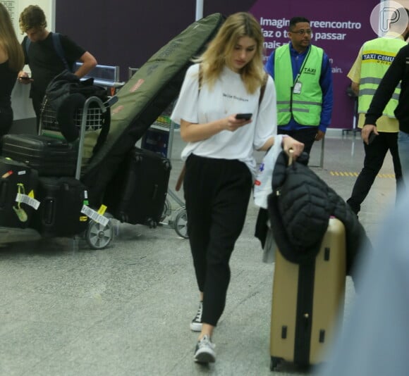 Sasha Meneghel desembarca em aeroporto do Rio de Janeiro