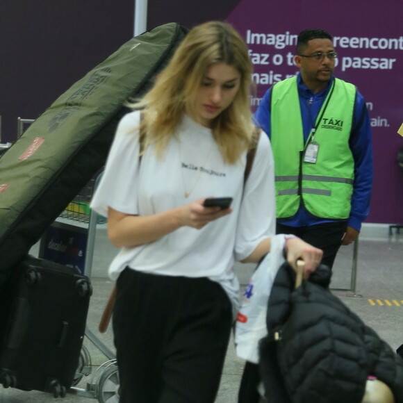 Sasha Meneghel desembarca em aeroporto do Rio de Janeiro