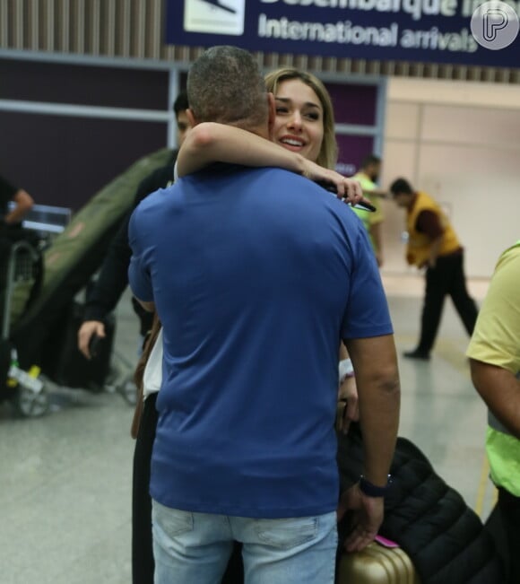 Sasha Meneghel é recebida por seu segurança ao desembarcar no Rio