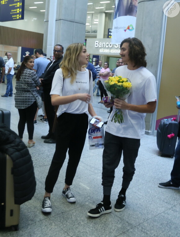 Sasha Meneghel é recebida com flores e chocolates pelo namorado, Bruno Montaleone