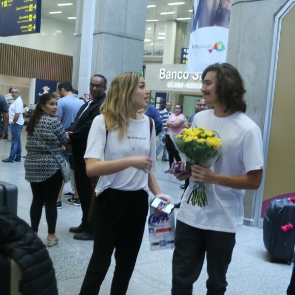 Sasha Meneghel é recebida com flores e chocolates pelo namorado, Bruno Montaleone