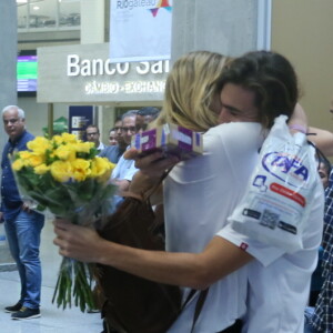 Sasha Meneghel é recebida com flores e chocolates pelo namorado, Bruno Montaleone