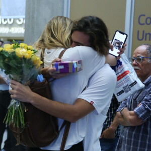 Sasha Meneghel chama a atenção das pessoas no aeroporto ao abraçar o namorado, Bruno Montaleone