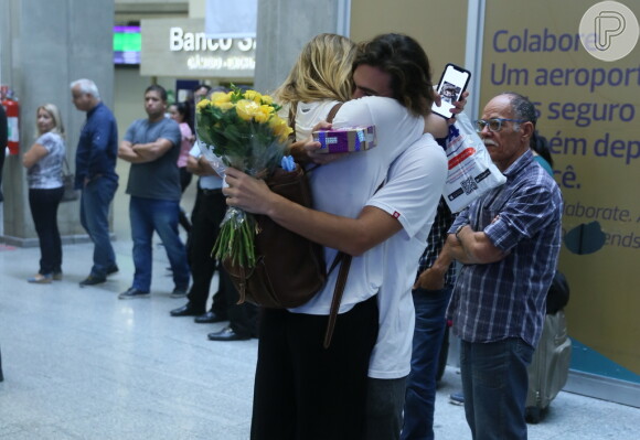 Sasha Meneghel chama a atenção das pessoas no aeroporto ao abraçar o namorado, Bruno Montaleone
