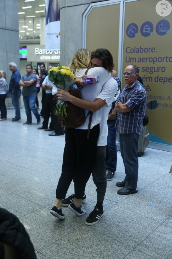 Filha de Xuxa Meneghel, Sasha Meneghel é recebida pelo namorado, Bruno Montaleone, em aeroporto