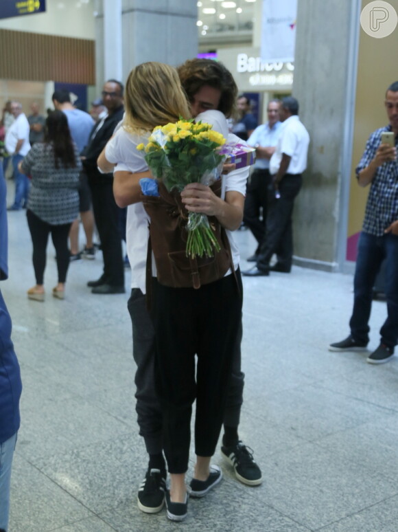 Sasha Meneghel é recebida com flores e abraça o namorado, Bruno Montaleone