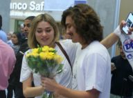 Bruno Montaleone recebe a namorada, Sasha Meneghel, com flores em aeroporto