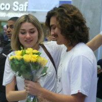 Bruno Montaleone recebe a namorada, Sasha Meneghel, com flores em aeroporto