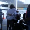 Sasha Meneghel e o namorado, Bruno Montaleone, deixam aeroporto abraçados