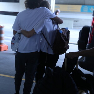 Sasha Meneghel e o namorado, Bruno Montaleone, deixam aeroporto abraçados