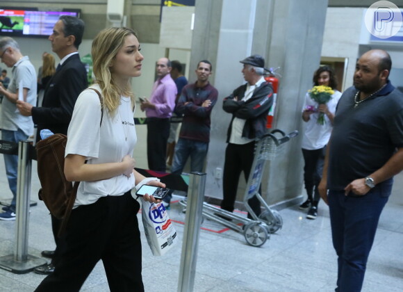 Sasha Meneghel desembarca no Aeroporto Internacional Tom Jobim, no Rio de Janeiro