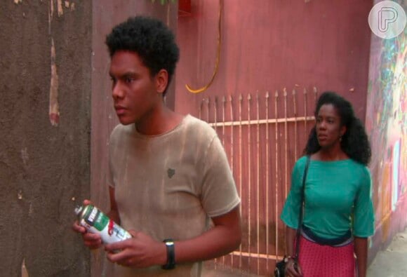 Gleyce (Maria Gal) vê Jeferson (Vitor Brito) com uma lata de spray na mão e se preocupa com o filho, nos próximos capítulos da novela 'As Aventuras de Poliana'