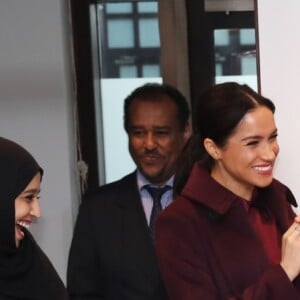 Meghan Markle chega à cozinha comunitária com vestido de R$ 860 da grife Club Monaco