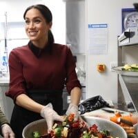 Meghan Markle prepara 200 refeições com voluntárias em cozinha comunitária