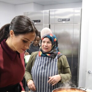 Meghan Markle cozinha pratos para vítimas do incêndio da torre Grenfell, em Kensington, Londres, na Inglaterra