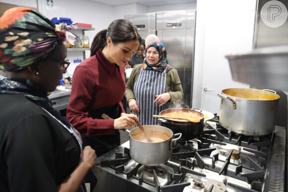 Meghan Markle cozinha pratos para vítimas do incêndio da torre Grenfell, em Kensington, Londres, na Inglaterra