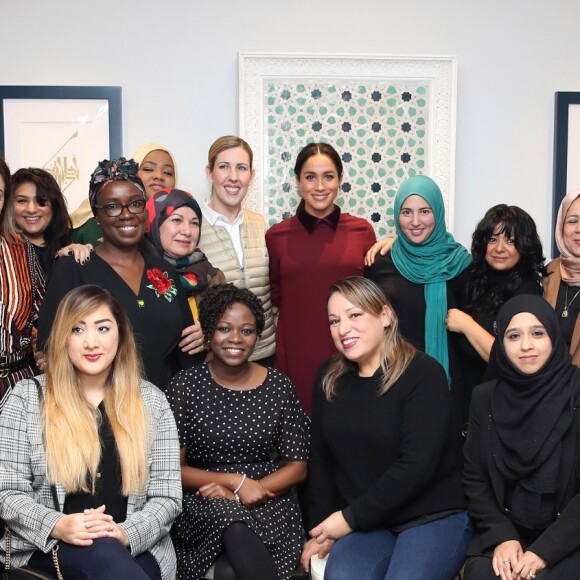 Meghan Markle posa ao lado de voluntárias da Cozinha Comunitária Hubb