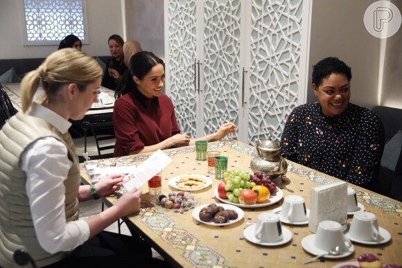 Meghan Markle toma café com voluntárias da Cozinha Comunitária Hubb