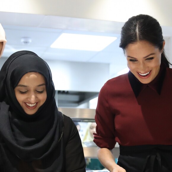 Meghan Markle cozinha pratos para vítimas do incêndio da torre Grenfell, em Kensington, Londres, na Inglaterra