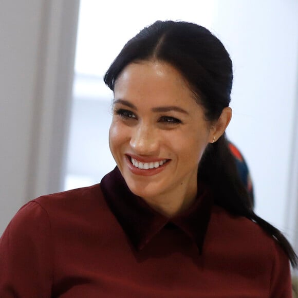 Meghan Markle ajudou a preparar 200 pratos para as vítimas do incêndio da torre Grenfell, em Kensington, Londres, na Inglaterra