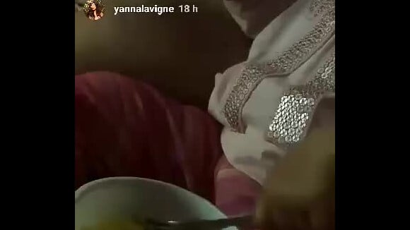 Filha de Yanna Lavigne e Bruno Gissoni, Madalena come sozinha com garfo