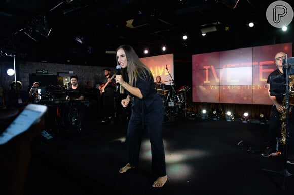 Com transmissão ao vivo pelo Youtube, Ivete Sangalo soltou a voz com músicas inéditas como 'O Amor Vence', 'Meu Peito Dispara' e 'Teleguiado'