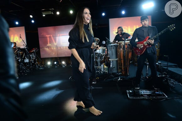 Ivete Sangalo apresenta descalça em pocket show do projeto 'Live Experience'