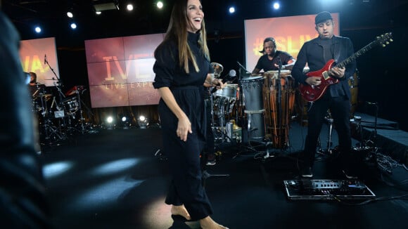 Ivete Sangalo se apresenta descalça, ganha prêmio e agita famosos em pocket show