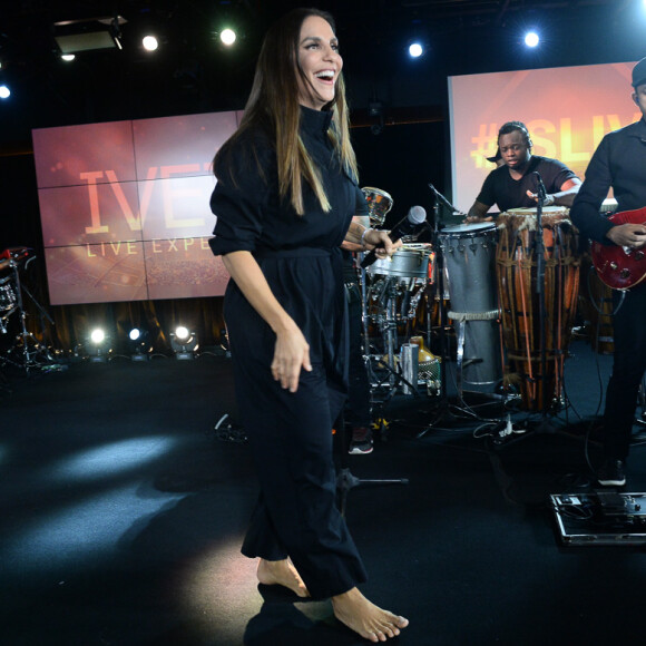 Ivete Sangalo apresenta descalça em pocket show do projeto 'Live Experience'