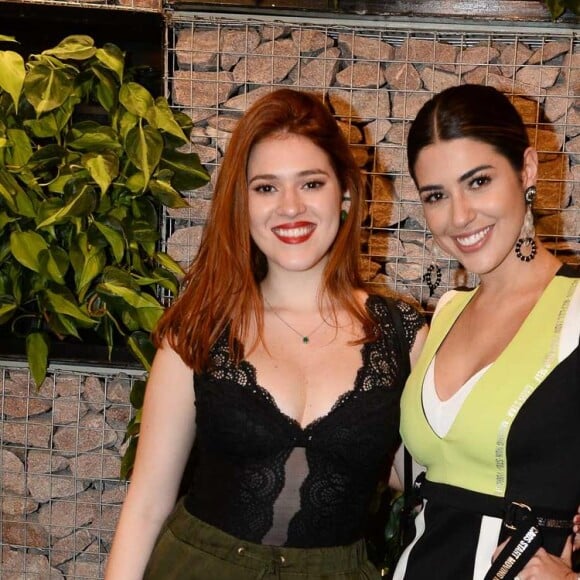 Ana Clara e Vivian Amorim escolherem looks diferentes para combinar a mesma sandália. Confira na matéria!
