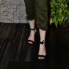Ana Clara escolheu um look com militarista para usar a sandália de salto e laço: calça verde soltinha e blusa de renda e transparência