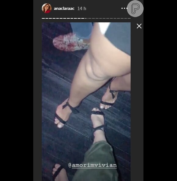 Ana Clara brincou no story do Instagram ao mostrar a mesma sandália que Vivian Amorim estava usando no Pocket Show da Ivete Sangalo no dia 21 de novembro de 2018
