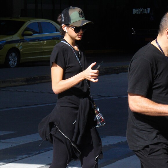 Bruna Marquezine é fotografada no Galeão, Aeroporto Internacional Tom Jobim, no Rio de Janeiro, nesta quarta-feira, 22 de janeiro de 2018