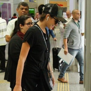 Bruna Marquezine é fotografada no Galeão, Aeroporto Internacional Tom Jobim, no Rio de Janeiro, nesta quarta-feira, 22 de janeiro de 2018