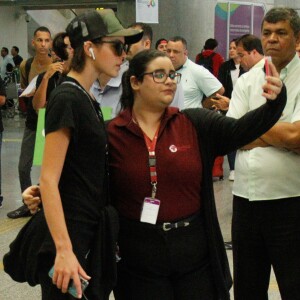 Bruna Marquezine é fotografada no Galeão, Aeroporto Internacional Tom Jobim, no Rio de Janeiro, nesta quarta-feira, 22 de janeiro de 2018