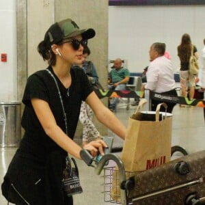 Bruna Marquezine é fotografada no Galeão, Aeroporto Internacional Tom Jobim, no Rio de Janeiro, nesta quarta-feira, 22 de janeiro de 2018