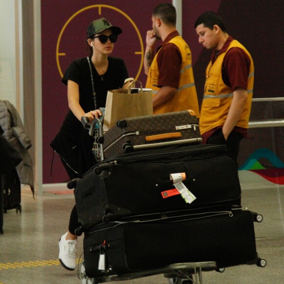 Bruna Marquezine é fotografada no Galeão, Aeroporto Internacional Tom Jobim, no Rio de Janeiro, nesta quarta-feira, 22 de janeiro de 2018