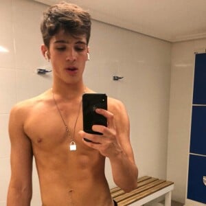 João Guilherme exibiu corpo definido em foto sem camisa