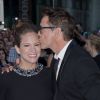 Robert Downey Jr. beija a mulher, Susan Downey, no tapete vermelho