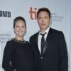 Robert Downey Jr. marca presença no Festival de Toronto ao lado da mulher, Susan Downey, grávida do terceiro filho do ator