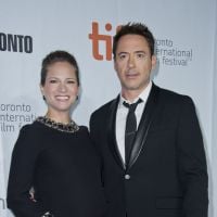 Robert Downey Jr. posa ao lado da mulher, grávida, no Festival de Toronto