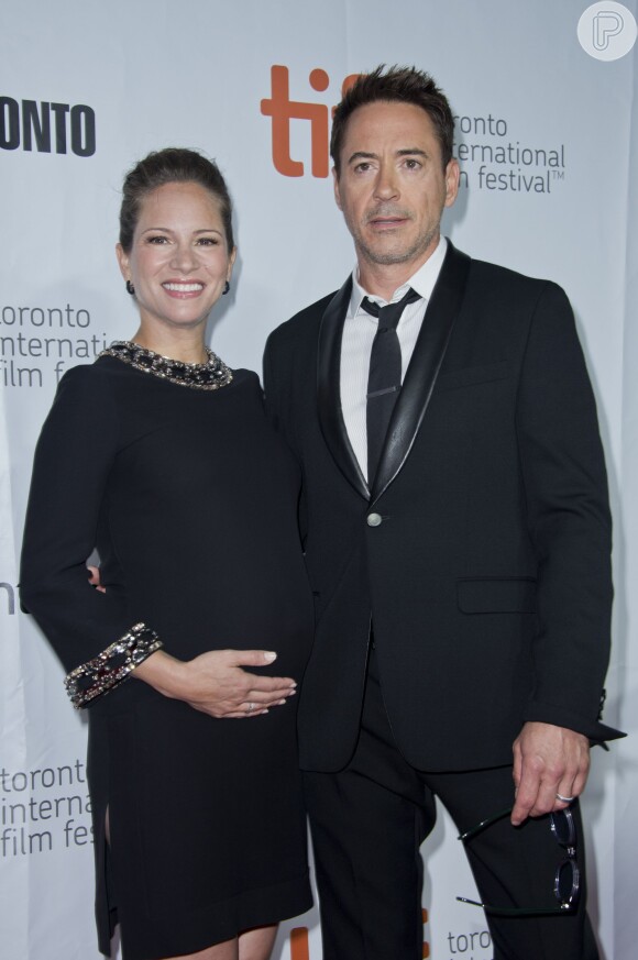 Robert Downey Jr. marca presença no Festival de Toronto ao lado da mulher, Susan Downey, grávida do terceiro filho do ator