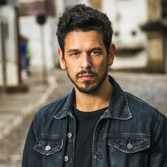 Cris (Vitória Strada) se separou de Alain (João Vicente de Castro) na novela 'Espelho da Vida'