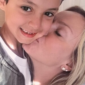 Eliana completou 45 anos nesta quinta-feira (22) e ganhou um bolo de sua família