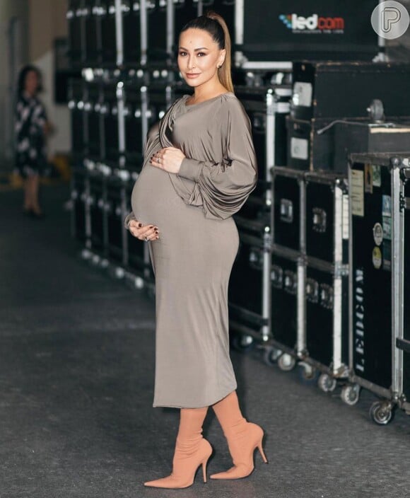 Os looks de Sabrina Sato grávida são cheios de estilo. O comprimento mídi e ajustado no corpo é um recurso que deixa as grávidas elegantes