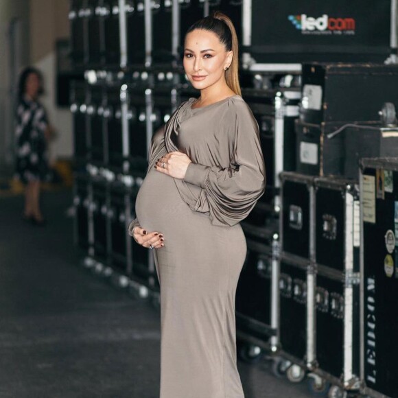 Os looks de Sabrina Sato grávida são cheios de estilo. O comprimento mídi e ajustado no corpo é um recurso que deixa as grávidas elegantes