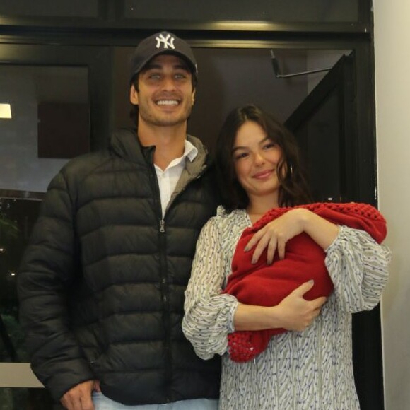 Isis Valverde deu à luz Rael, seu primeiro filho com André Resende, no dia 19 de novembro de 2018