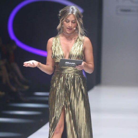 Giovanna Ewbank apostou em penteado desconstruído para evento de moda